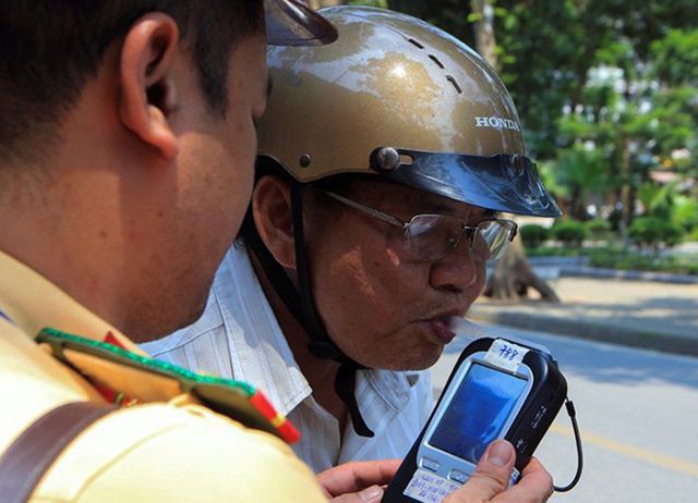 Từ năm 2020, người đi xe đạp cũng không được uống rượu bia - Ảnh 2. Từ năm 2020, người đi xe đạp cũng không được uống rượu bia - Ảnh 2.