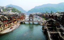 So sánh tour Hà Nội - Phượng Hoàng Cổ Trấn: Tour giá 6 triệu đồng có phù hợp với người thích khám phá?