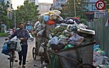Hà Nội: Rác thải bủa vây tràn ngập trên nhiều tuyến phố