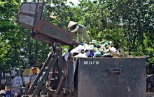 Hà Nội bắt đầu di chuyển cả chục nghìn tấn rác thải từ nội đô ra bãi rác Nam Sơn