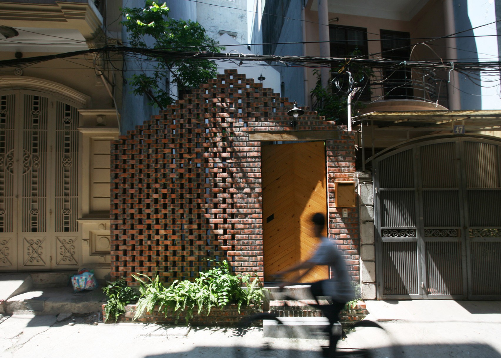 masion-t-hanoi-house-nghia-architect-vietnam-perforated-brick_dezeen_1704_slideshow_17 masion-t-hanoi-house-nghia-architect-vietnam-perforated-brick_dezeen_1704_slideshow_17