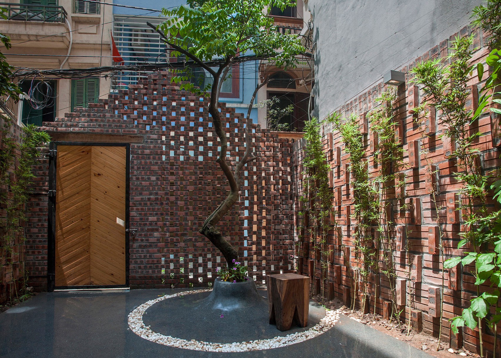 masion-t-hanoi-house-nghia-architect-vietnam-perforated-brick_dezeen_1704_slideshow_2 masion-t-hanoi-house-nghia-architect-vietnam-perforated-brick_dezeen_1704_slideshow_2