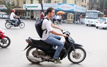 CSGT Hà Nội có xử lí 'Tây ba lô' vi phạm giao thông?