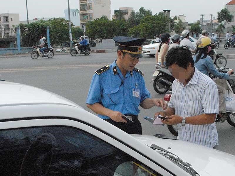 Sẽ cắt bớt quyền của thanh tra giao thông - Ảnh 1. Sẽ cắt bớt quyền của thanh tra giao thông - Ảnh 1.