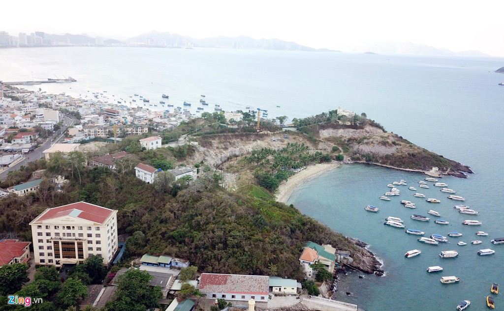 Di tích lầu Bảo Đại bị cạo trọc, hoang tàn lạnh lẽo - Ảnh 1. Di tích lầu Bảo Đại bị cạo trọc, hoang tàn lạnh lẽo - Ảnh 1.