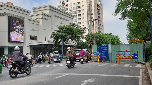 Nhiều quận của TP HCM vẫn ngổn ngang rào chắn, gây ách tắc giao thông - Ảnh 1.