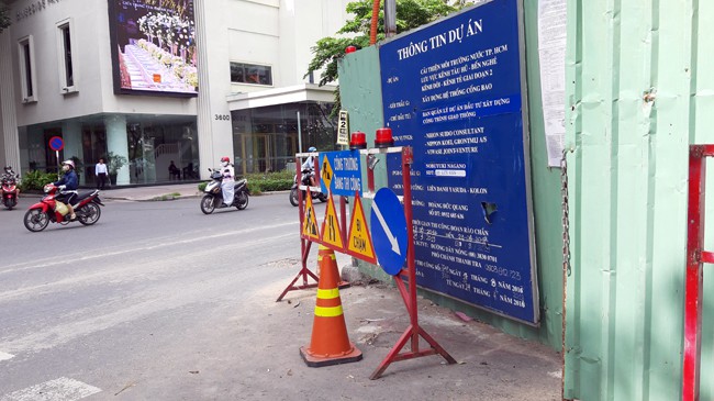 Nhiều quận của TP HCM vẫn ngổn ngang rào chắn, gây ách tắc giao thông - Ảnh 2.