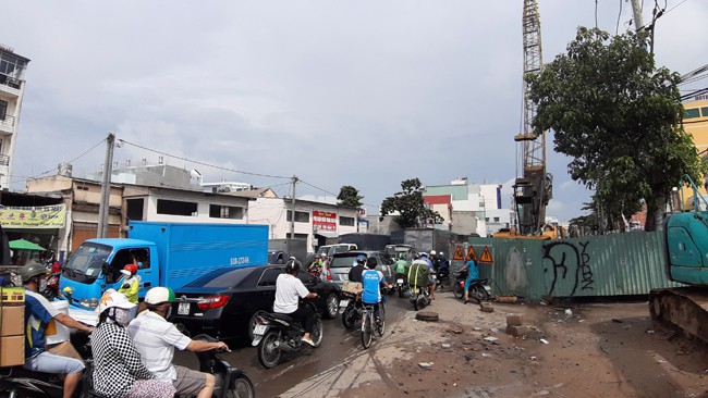 Nhiều quận của TP HCM vẫn ngổn ngang rào chắn, gây ách tắc giao thông - Ảnh 3.