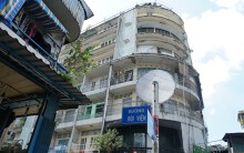 Hơn 30 hộ dân hồi hộp sống trong chung cư 50 năm tuổi giữa phố Tây Sài Gòn