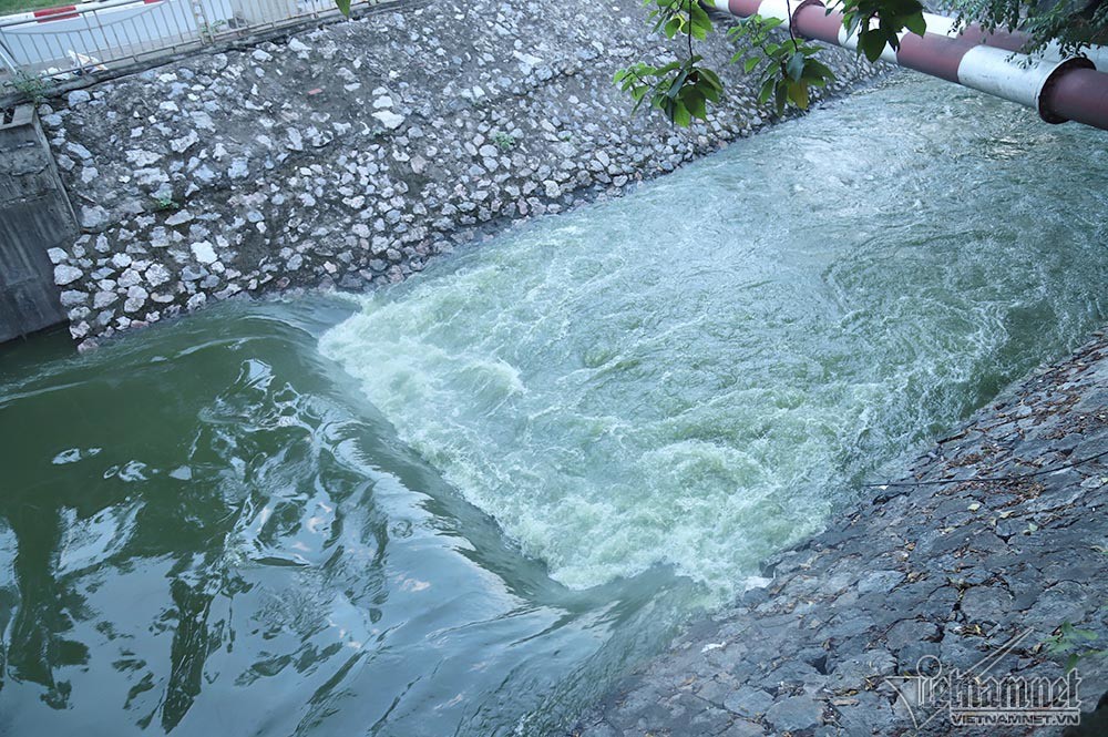 Nước hồ Tây lại xối vào sông Tô Lịch, 'nhấn chìm' thiết bị Nhật - Ảnh 1. Nước hồ Tây lại xối vào sông Tô Lịch, 'nhấn chìm' thiết bị Nhật - Ảnh 1.