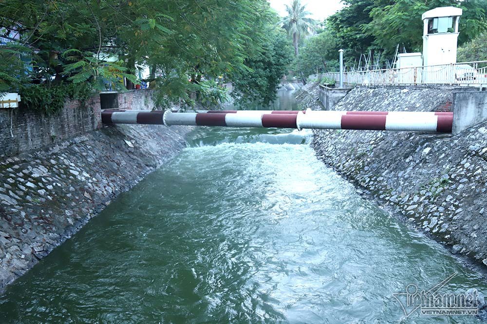 Nước hồ Tây lại xối vào sông Tô Lịch, 'nhấn chìm' thiết bị Nhật - Ảnh 10. Nước hồ Tây lại xối vào sông Tô Lịch, 'nhấn chìm' thiết bị Nhật - Ảnh 10.