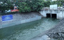Nước hồ Tây lại xối vào sông Tô Lịch, 'nhấn chìm' thiết bị Nhật