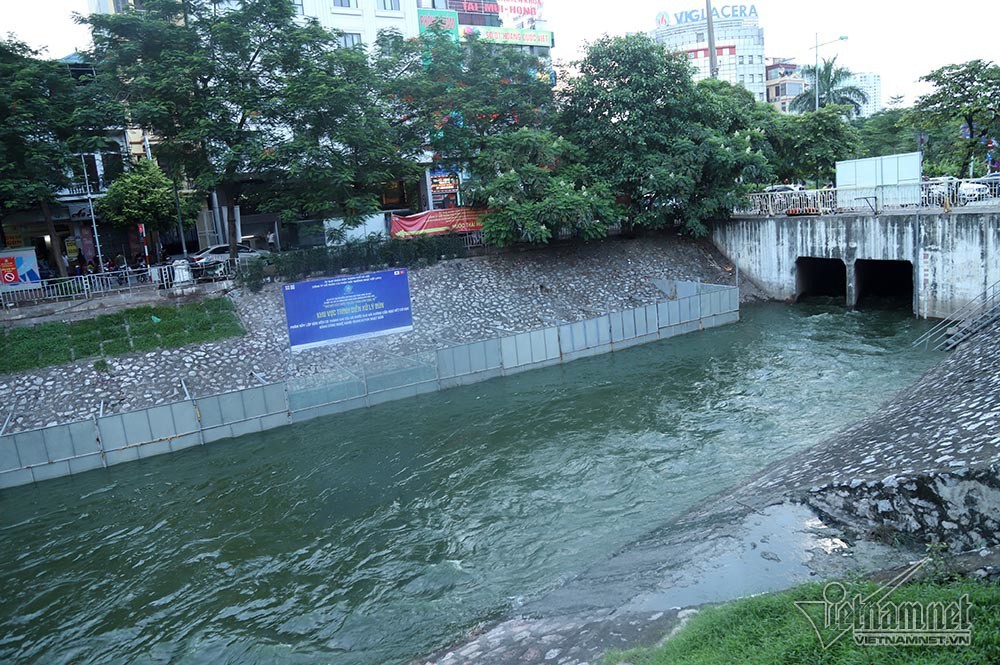 Nước hồ Tây lại xối vào sông Tô Lịch, 'nhấn chìm' thiết bị Nhật - Ảnh 11. Nước hồ Tây lại xối vào sông Tô Lịch, 'nhấn chìm' thiết bị Nhật - Ảnh 11.