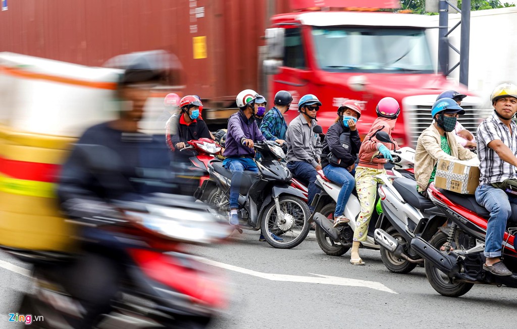 'Tử thần' cận kề trên quốc lộ 1 đoạn qua TP HCM - Ảnh 12. 'Tử thần' cận kề trên quốc lộ 1 đoạn qua TP HCM - Ảnh 12.