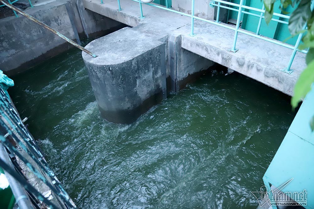 Nước hồ Tây lại xối vào sông Tô Lịch, 'nhấn chìm' thiết bị Nhật - Ảnh 12. Nước hồ Tây lại xối vào sông Tô Lịch, 'nhấn chìm' thiết bị Nhật - Ảnh 12.