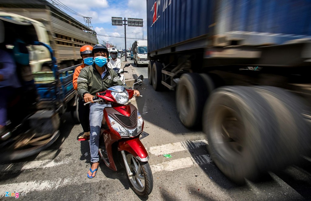 'Tử thần' cận kề trên quốc lộ 1 đoạn qua TP HCM - Ảnh 2. 'Tử thần' cận kề trên quốc lộ 1 đoạn qua TP HCM - Ảnh 2.