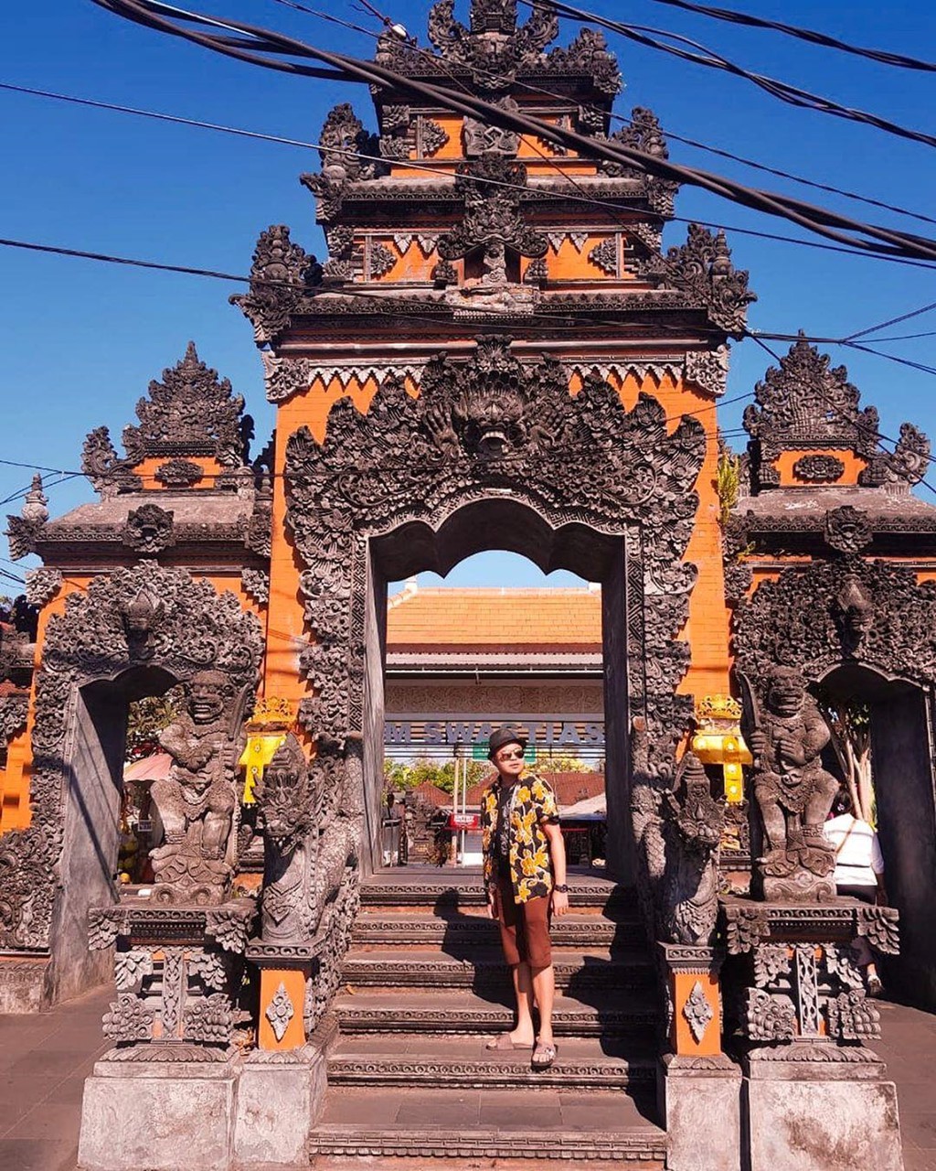 Doc dao ngoi den tren tang da, chua loat cong troi giua bien Bali hinh anh 2 Doc dao ngoi den tren tang da, chua loat cong troi giua bien Bali hinh anh 2
