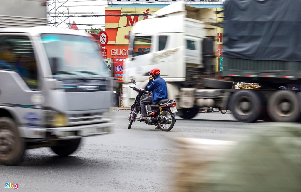 'Tử thần' cận kề trên quốc lộ 1 đoạn qua TP HCM - Ảnh 3. 'Tử thần' cận kề trên quốc lộ 1 đoạn qua TP HCM - Ảnh 3.