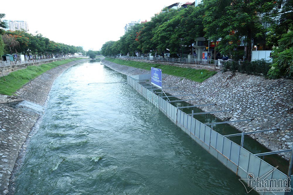 Nước hồ Tây lại xối vào sông Tô Lịch, 'nhấn chìm' thiết bị Nhật - Ảnh 4. Nước hồ Tây lại xối vào sông Tô Lịch, 'nhấn chìm' thiết bị Nhật - Ảnh 4.