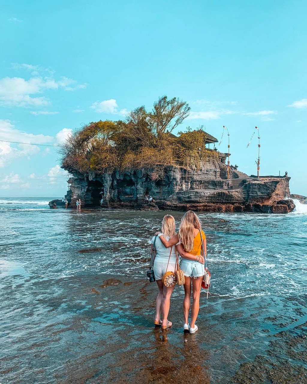 Doc dao ngoi den tren tang da, chua loat cong troi giua bien Bali hinh anh 4 Doc dao ngoi den tren tang da, chua loat cong troi giua bien Bali hinh anh 4