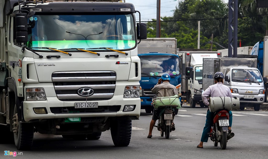 'Tử thần' cận kề trên quốc lộ 1 đoạn qua TP HCM - Ảnh 5. 'Tử thần' cận kề trên quốc lộ 1 đoạn qua TP HCM - Ảnh 5.