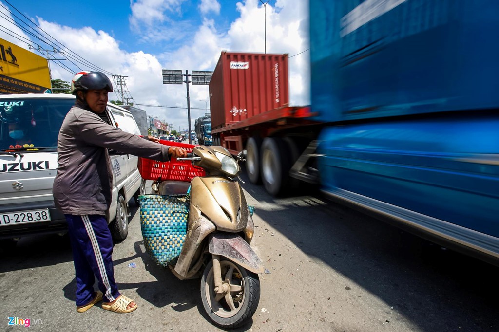 'Tử thần' cận kề trên quốc lộ 1 đoạn qua TP HCM - Ảnh 6. 'Tử thần' cận kề trên quốc lộ 1 đoạn qua TP HCM - Ảnh 6.