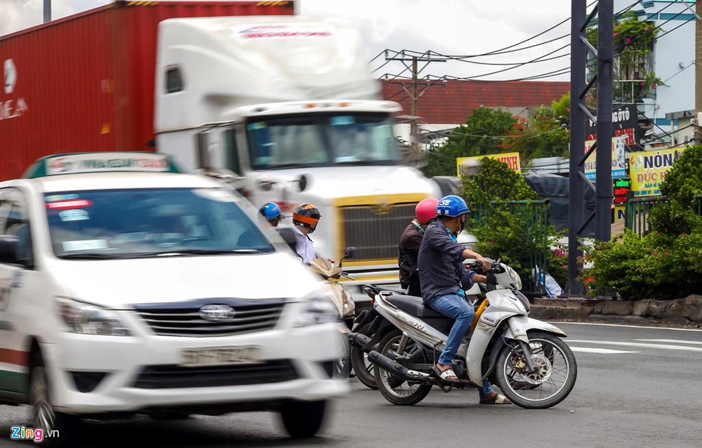 'Tử thần' cận kề trên quốc lộ 1 đoạn qua TP HCM - Ảnh 8. 'Tử thần' cận kề trên quốc lộ 1 đoạn qua TP HCM - Ảnh 8.