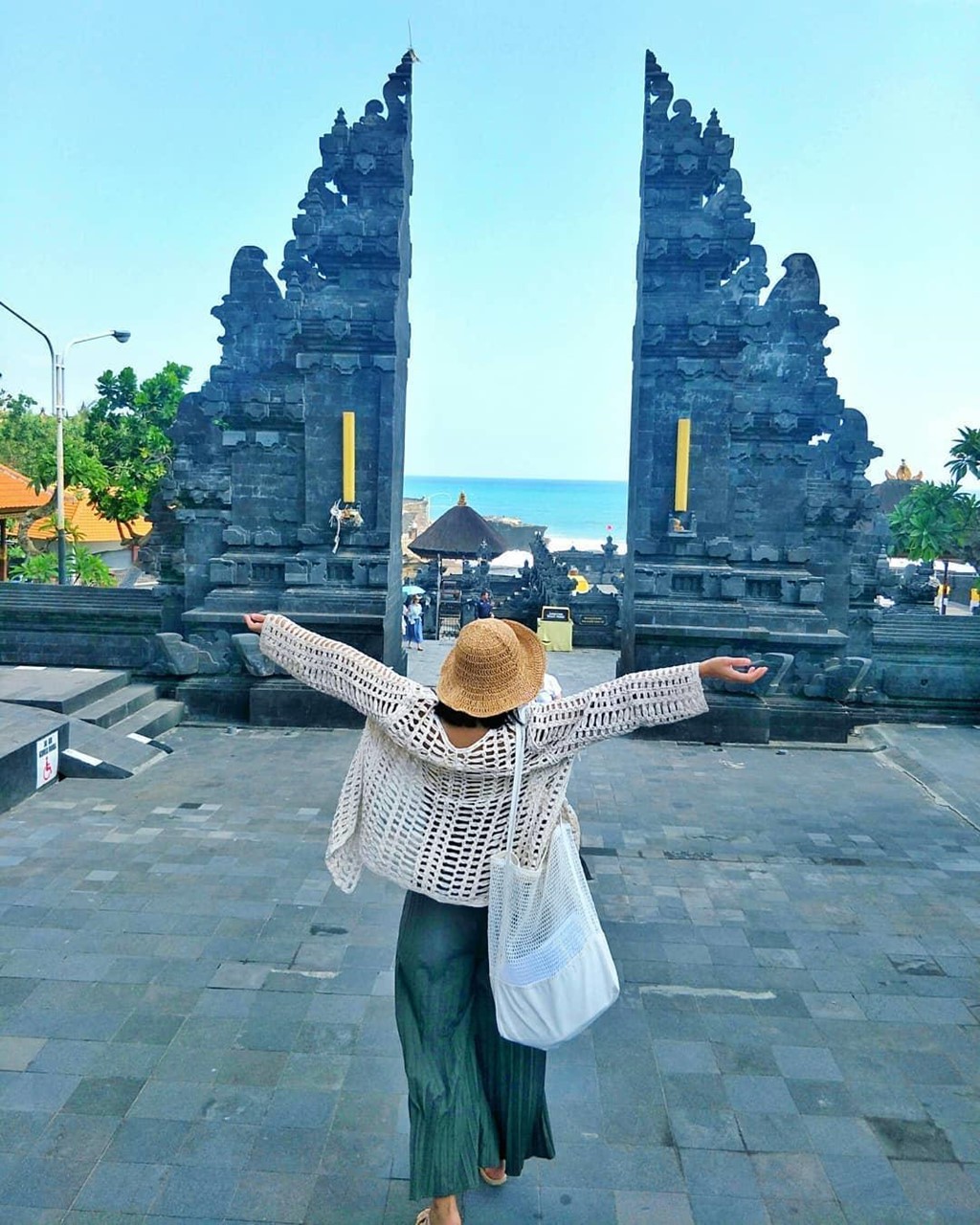 Doc dao ngoi den tren tang da, chua loat cong troi giua bien Bali hinh anh 8 Doc dao ngoi den tren tang da, chua loat cong troi giua bien Bali hinh anh 8