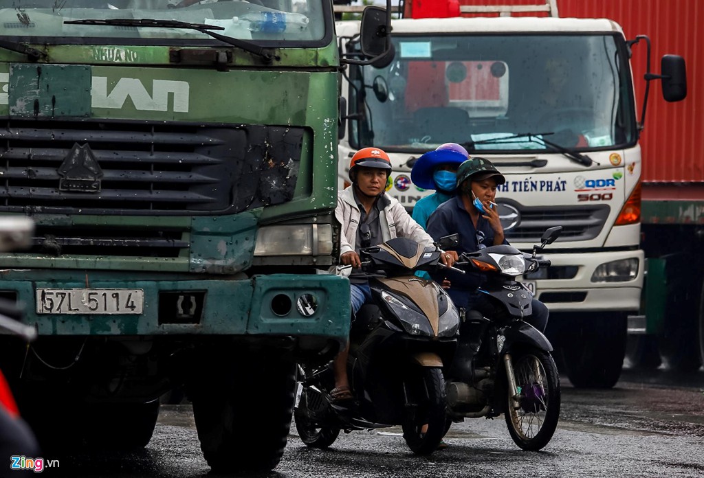 'Tử thần' cận kề trên quốc lộ 1 đoạn qua TP HCM - Ảnh 9. 'Tử thần' cận kề trên quốc lộ 1 đoạn qua TP HCM - Ảnh 9.