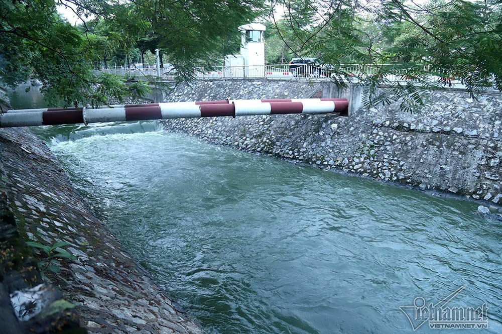 Nước hồ Tây lại xối vào sông Tô Lịch, 'nhấn chìm' thiết bị Nhật - Ảnh 9. Nước hồ Tây lại xối vào sông Tô Lịch, 'nhấn chìm' thiết bị Nhật - Ảnh 9.
