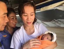 Ca đỡ đẻ đặc biệt trên tàu Bắc - Nam: Nhân viên, hành khách cùng làm bà mụ
