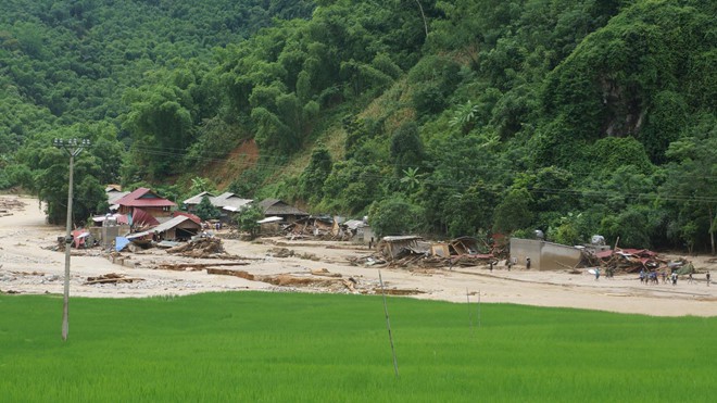 Cơn lũ cuốn 15 người có thể do suối bị chặn dòng chảy - Ảnh 1. Cơn lũ cuốn 15 người có thể do suối bị chặn dòng chảy - Ảnh 1.