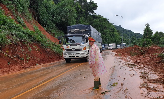 Đèo Bảo Lộc lên Đà Lạt tê liệt gần 5 giờ - Ảnh 4.