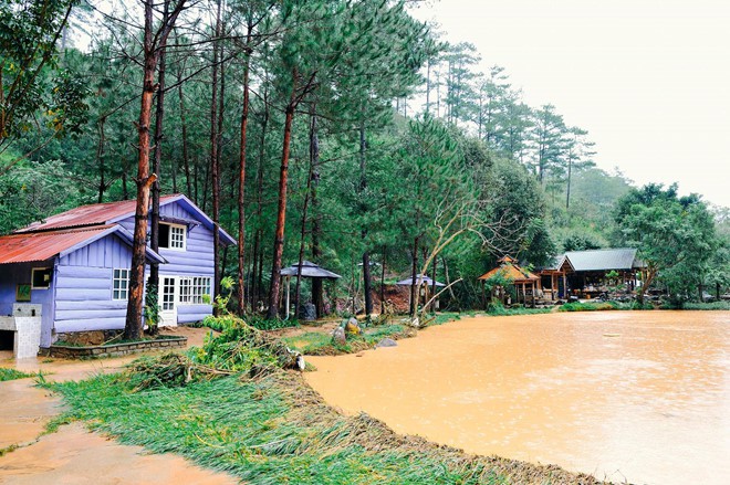 Khu nghỉ dưỡng Ma Rừng Lữ Quán tan hoang sau cơn lũ quét - Ảnh 3.