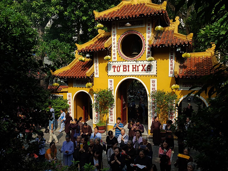 [Ảnh] Người dân Hà Nội nô nức đi lễ chùa mùa Vu Lan dịp cuối tuần - Ảnh 2.