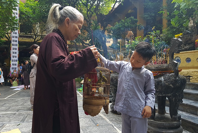 [Ảnh] Người dân Hà Nội nô nức đi lễ chùa mùa Vu Lan dịp cuối tuần - Ảnh 4.