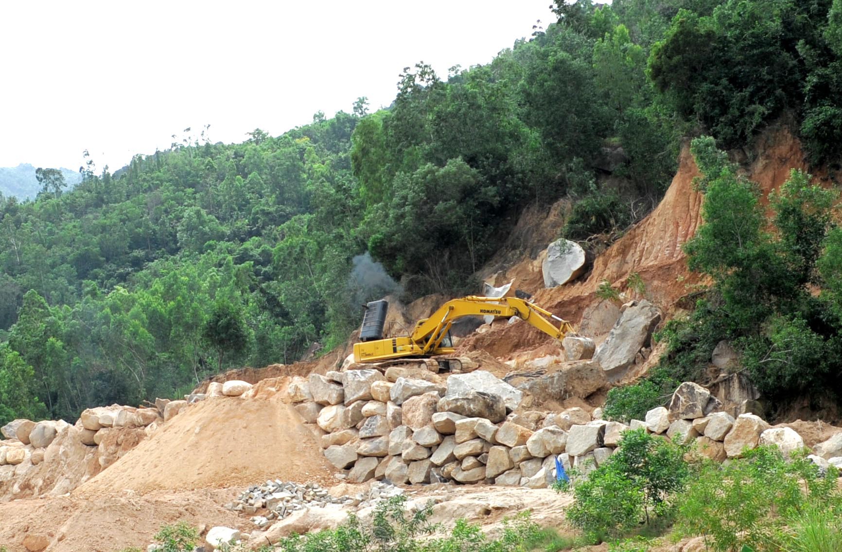 khai thác đất đá tại phước đồng (2) khai thác đất đá tại phước đồng (2)