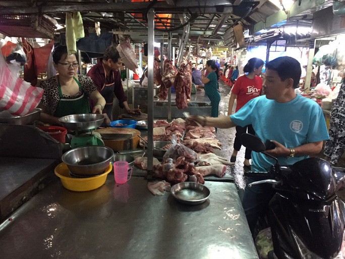 Đồ tươi sống tăng giá do mưa bão - Ảnh 1. Đồ tươi sống tăng giá do mưa bão - Ảnh 1.