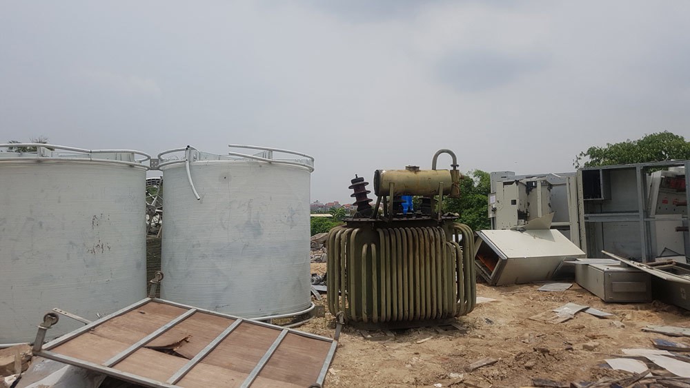 Rác chứa chất gây ung thư, vô sinh chềnh ềnh giữa khu dân cư - Ảnh 2. Rác chứa chất gây ung thư, vô sinh chềnh ềnh giữa khu dân cư - Ảnh 2.