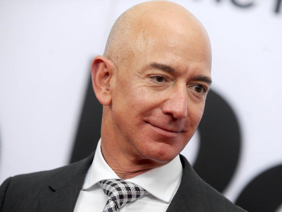 Trước khi là tỉ phú, Bezos làm phụ bếp, Tim Cook giao báo - Ảnh 1. Trước khi là tỉ phú, Bezos làm phụ bếp, Tim Cook giao báo - Ảnh 1.