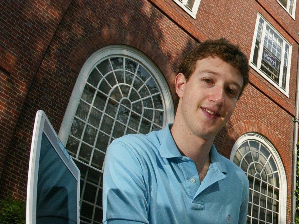 Trước khi là tỉ phú, Bezos làm phụ bếp, Tim Cook giao báo - Ảnh 2. Trước khi là tỉ phú, Bezos làm phụ bếp, Tim Cook giao báo - Ảnh 2.