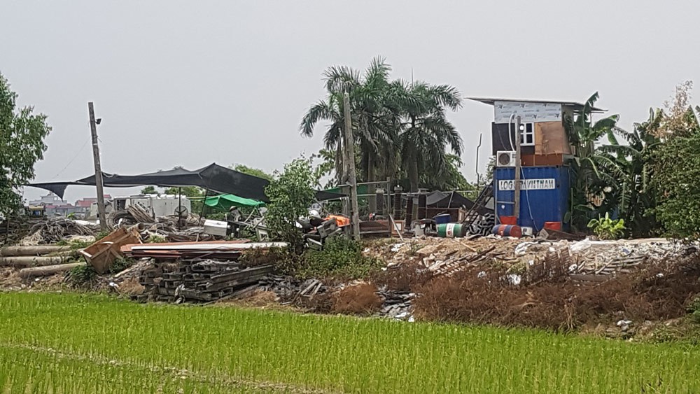 Rác chứa chất gây ung thư, vô sinh chềnh ềnh giữa khu dân cư - Ảnh 4. Rác chứa chất gây ung thư, vô sinh chềnh ềnh giữa khu dân cư - Ảnh 4.