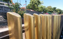 Khoảng 3.600 thanh lan can bằng đồng trên cầu gỗ lim tiền tỉ ở Huế 'bay' màu