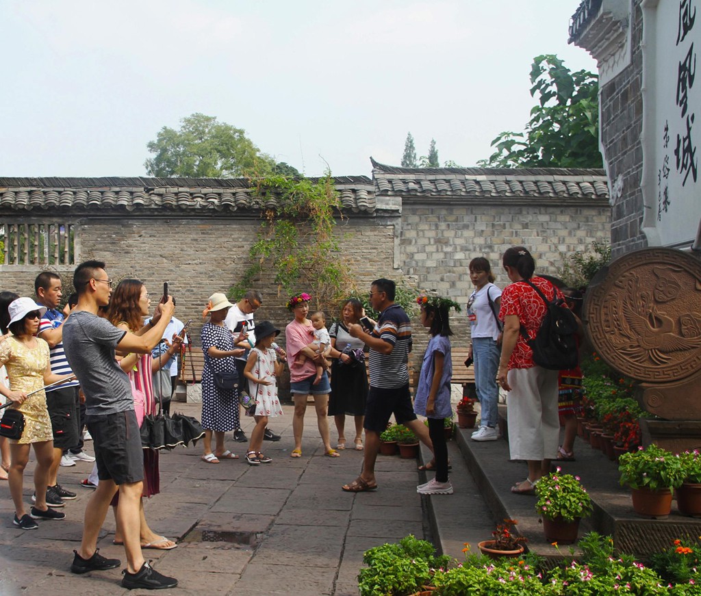 Xếp hàng dài chờ lượt check-in ở Phượng Hoàng cổ trấn - Ảnh 1.