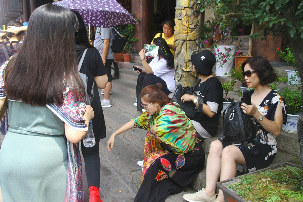 Xếp hàng dài chờ lượt check-in ở Phượng Hoàng cổ trấn - Ảnh 4.