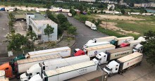 Trung Quốc siết thông quan, 500 xe container thanh long ách tắc tại cửa khẩu Lào Cai