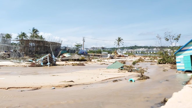 Đoạn bờ biển Phú Quốc tan hoang sau hai trận ngập lịch sử - Ảnh 2. Đoạn bờ biển Phú Quốc tan hoang sau hai trận ngập lịch sử - Ảnh 2.