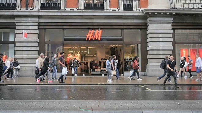 Zara và H&M đóng hàng trăm cửa hàng, chuyển sang bán online - Ảnh 1. Zara và H&M đóng hàng trăm cửa hàng, chuyển sang bán online - Ảnh 1.