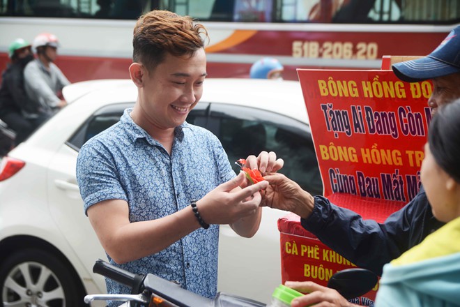 Bán nhà, nuôi con du học Mỹ: Ông lão bán cà phê dạo tặng hoa hồng Vu Lan - Ảnh 2. Bán nhà, nuôi con du học Mỹ: Ông lão bán cà phê dạo tặng hoa hồng Vu Lan - Ảnh 2.