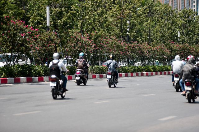 Con đường hoa tường vi nở hồng lãng mạn ở Hà Nội - Ảnh 12. Con đường hoa tường vi nở hồng lãng mạn ở Hà Nội - Ảnh 12.